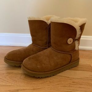 Chestnut Bailey button Uggs!